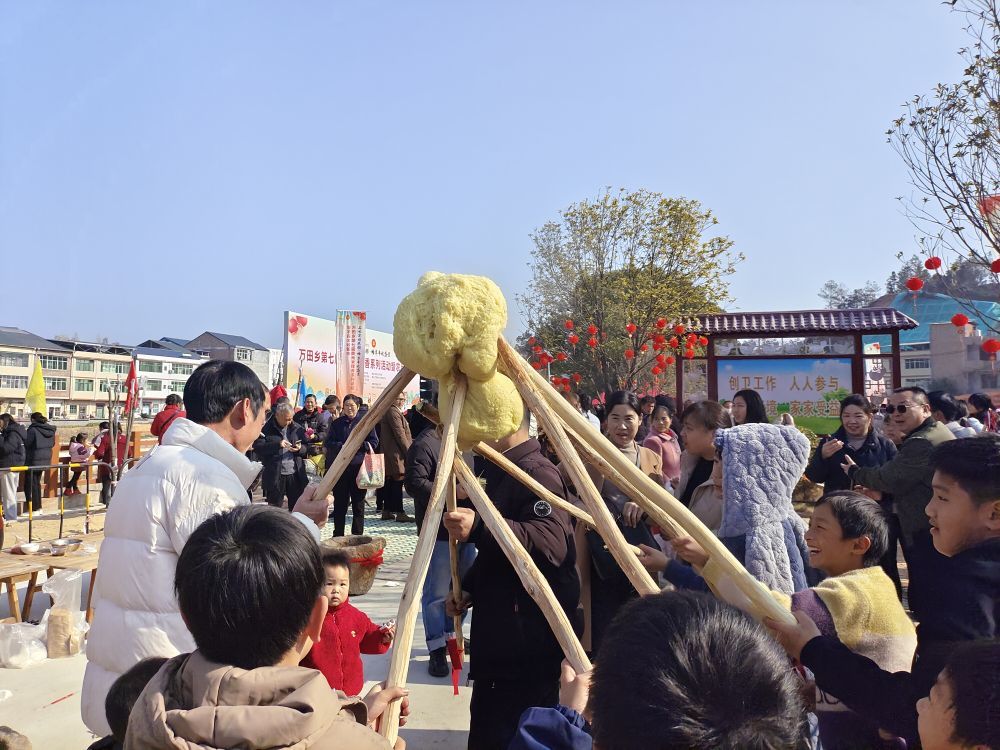 1月1日，江西瑞金万田乡，游客体验打黄元米粿。 新华社记者刘佳敏 摄