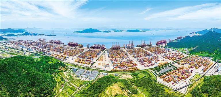 浙江省宁波舟山港穿山港区集装箱码头繁忙的作业场景。汤健凯摄(中经视觉)
