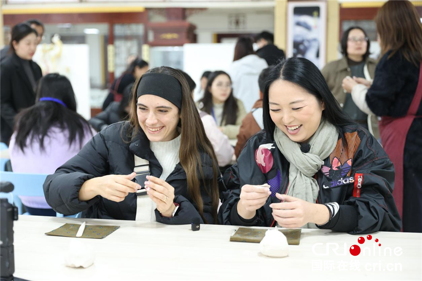 墨西哥网红诺莉娅和巴西网红塞米一起制作牡丹瓷花瓣