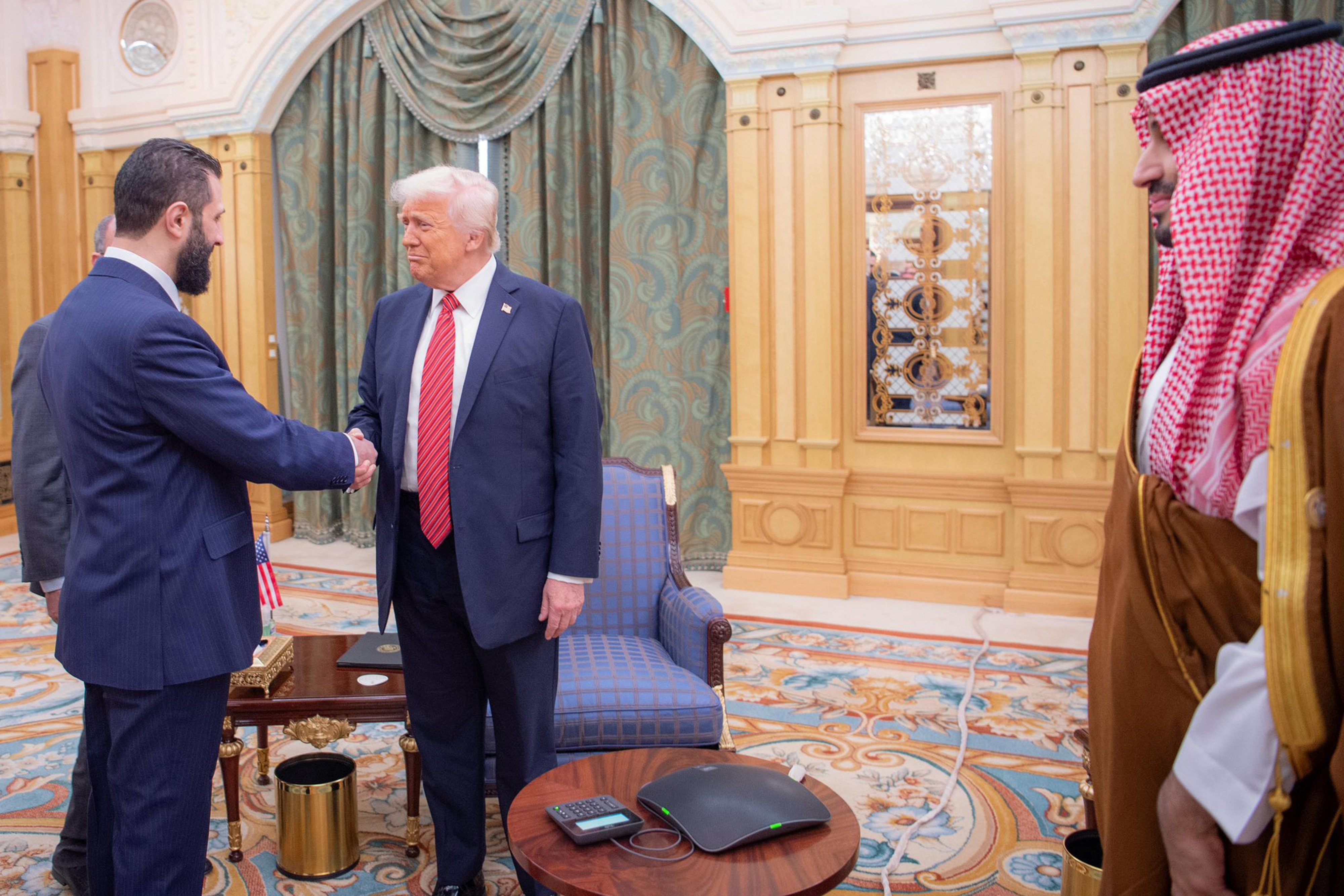 沙拉与特朗普握手 资料图 图源:IC photo