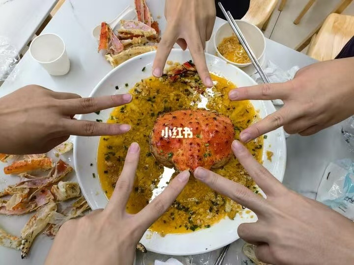 一位自称是南京大学第一个吃帝王蟹的网友晒出了五位同学一起分享帝王蟹的照片。图片来源:小红书。