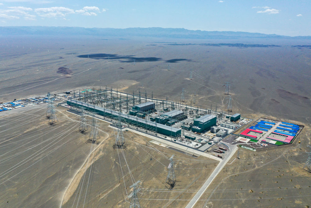 这是6月10日拍摄的哈密—重庆&plusmn;800千伏特高压直流输电工程新疆送端站——巴里坤换流站（无人机照片）。新华社记者 丁磊 摄