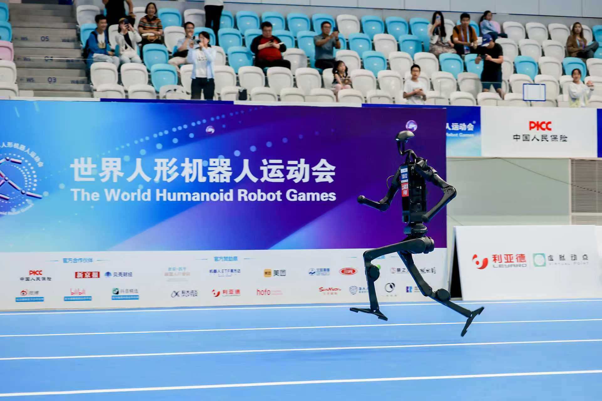 8月15日，宇树旗下机器人H1在奔跑，并最终获得了1500米和400米冠军。