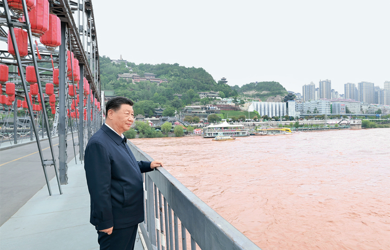 2024年9月10日至13日,中共中央总书记、国家主席、中央军委主席习近平在甘肃考察。这是11日下午,习近平在兰州中山桥上远眺黄河。 新华社记者 王晔/摄