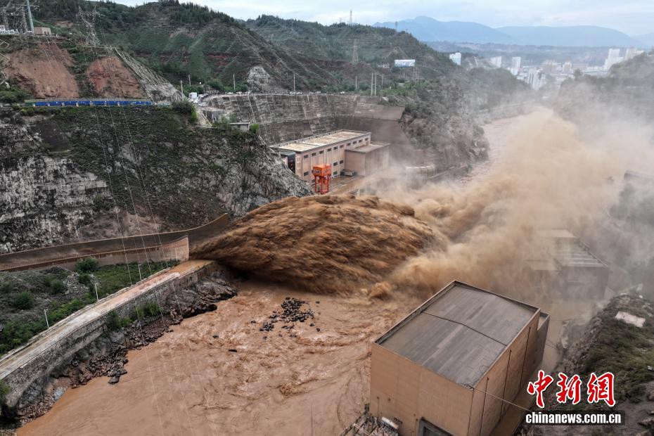 图为航拍刘家峡电厂开启“异重流”排沙作业 侯齐 摄