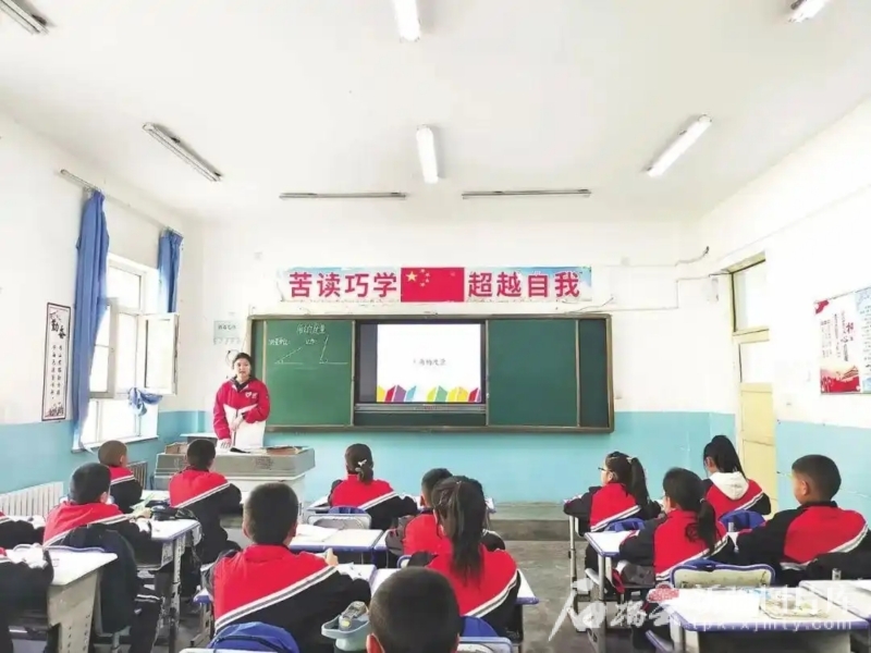 谢依特小学戍边支教西部计划志愿者服务队队员们来自全国各地，其中也有新疆本地的志愿者。这是来自和田师范专科学校的志愿者努尔比耶·热合曼在讲课（资料图）。谢依特小学供图