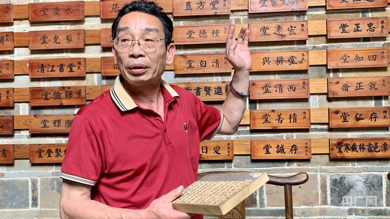 黄行忠向记者介绍建本（央广网记者 罗晓英 摄）