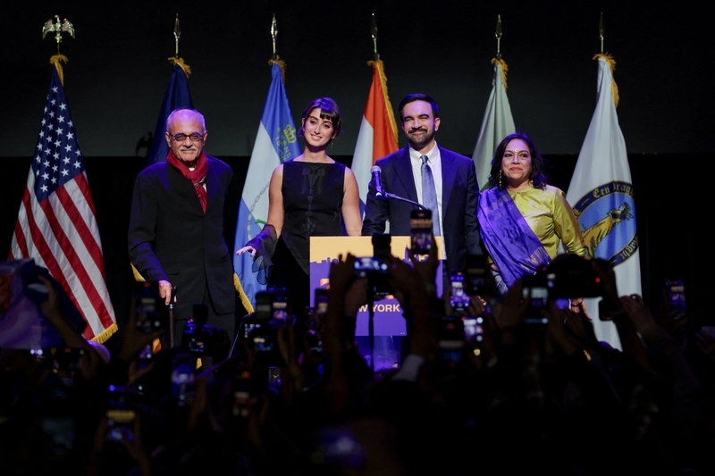 当地时间11月4日,马姆达尼和家人们参加胜选集会活动。 IC Photo