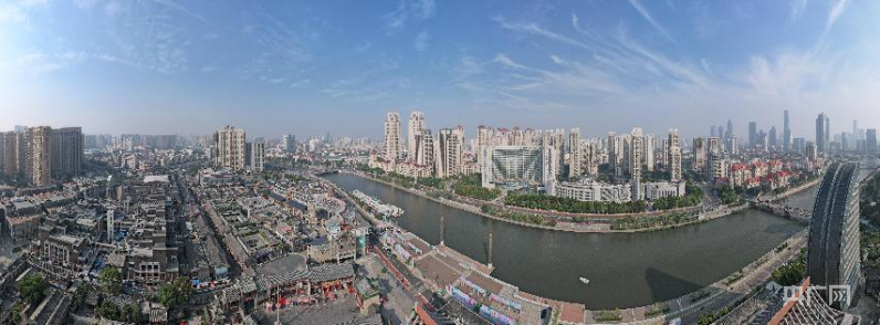 古文化街与高楼大厦隔海河相望，代表着津城古韵与现代（央广网记者 周思杨 摄）