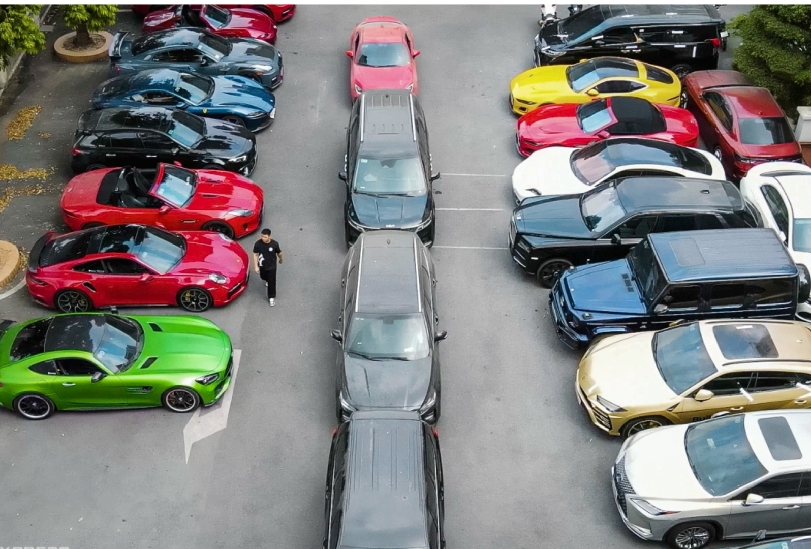 ▲警方查获了范德南31辆豪车