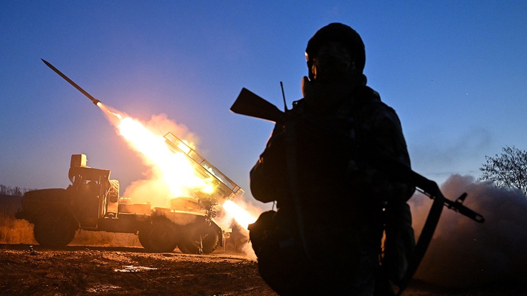 当地时间2025年10月30日,俄罗斯顿涅茨克人民共和国,俄罗斯中部集团军的士兵在俄乌冲突前线波克罗夫斯克方向,操作BM-21“冰雹”多管火箭炮向乌克兰阵地开火。视觉中国 图