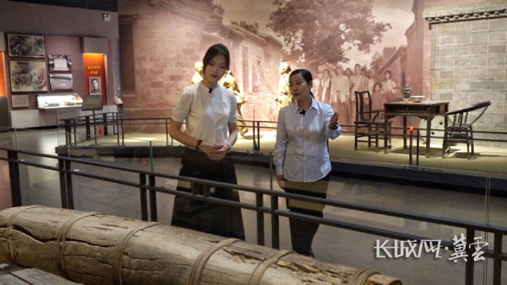 清苑区冉庄地道战纪念馆讲解员介绍榆木大炮。长城网·冀云客户端记者 史博佳 摄