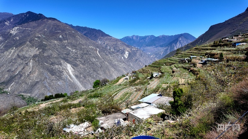 群山深处的佳山村（央广网记者 昌思荣 摄）