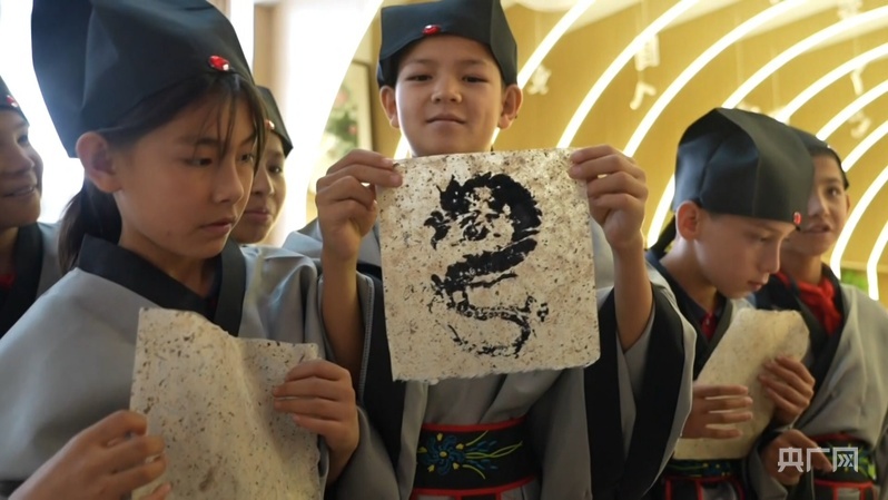 学生参加书院举办的特色活动 (央广网发 崔书敏 摄)