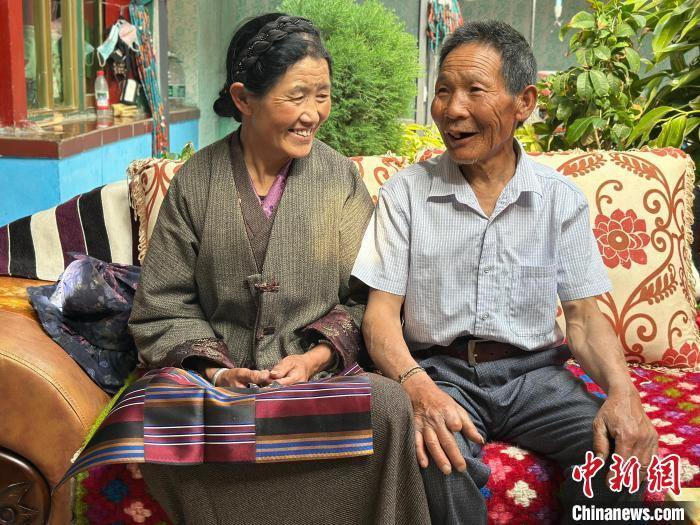 图为卓玛(左)与陈燕勇(右)。 谢牧 摄