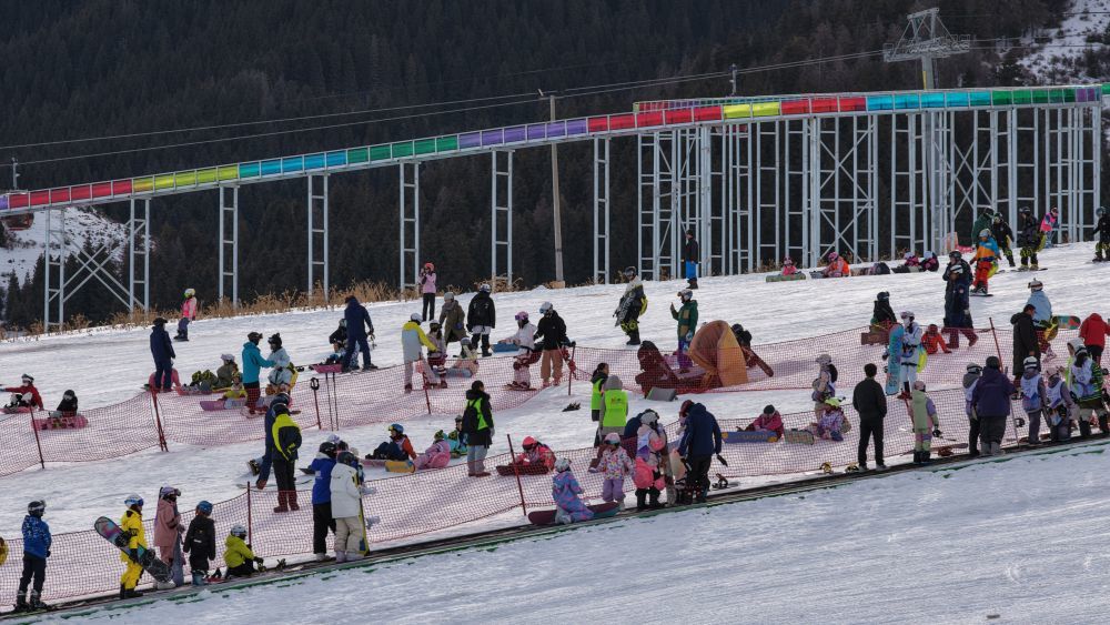 “雪假”中，雪道上聚集了前来体验冰雪乐趣的学生。新华社记者 张啸诚 摄