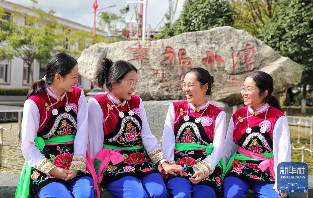 ↑ 10&#2637631日拍摄的身穿民族服饰的小湾东镇居民。