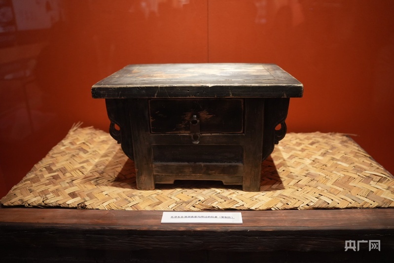 小炕桌复制品(央广网记者 苏睿楠 摄)