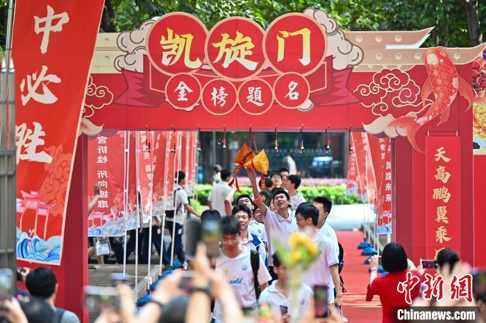 6月7日,考生前往广州天河中学考点。当日,2025年高考大幕开启。 中新社记者 陈骥旻 摄