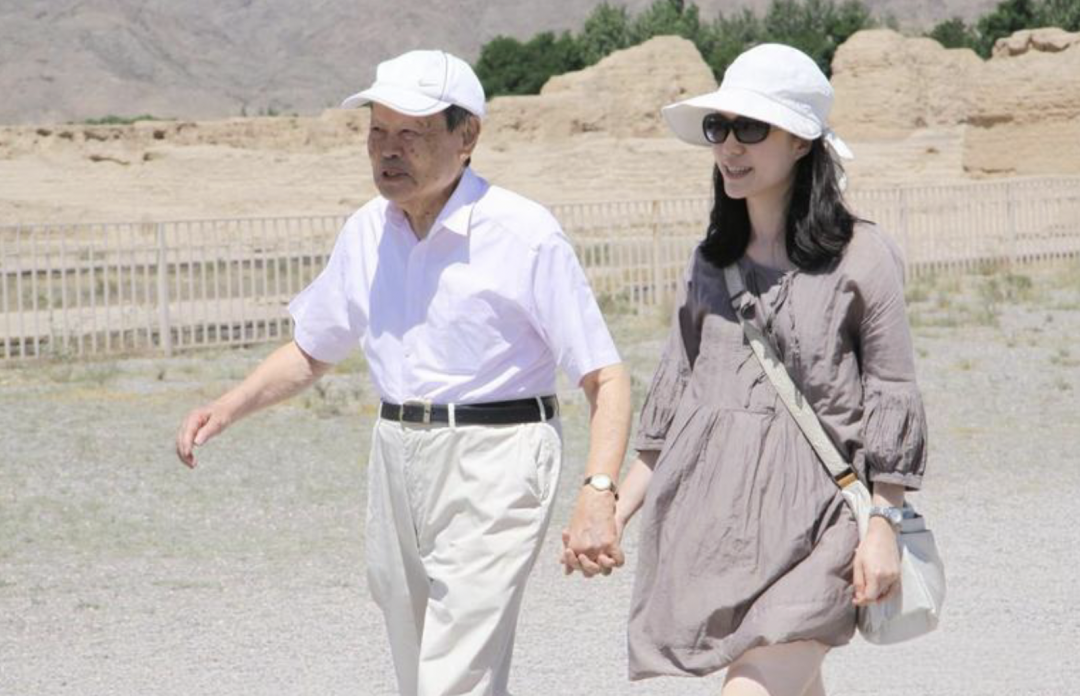 杨振宁与翁帆旅行时的合照