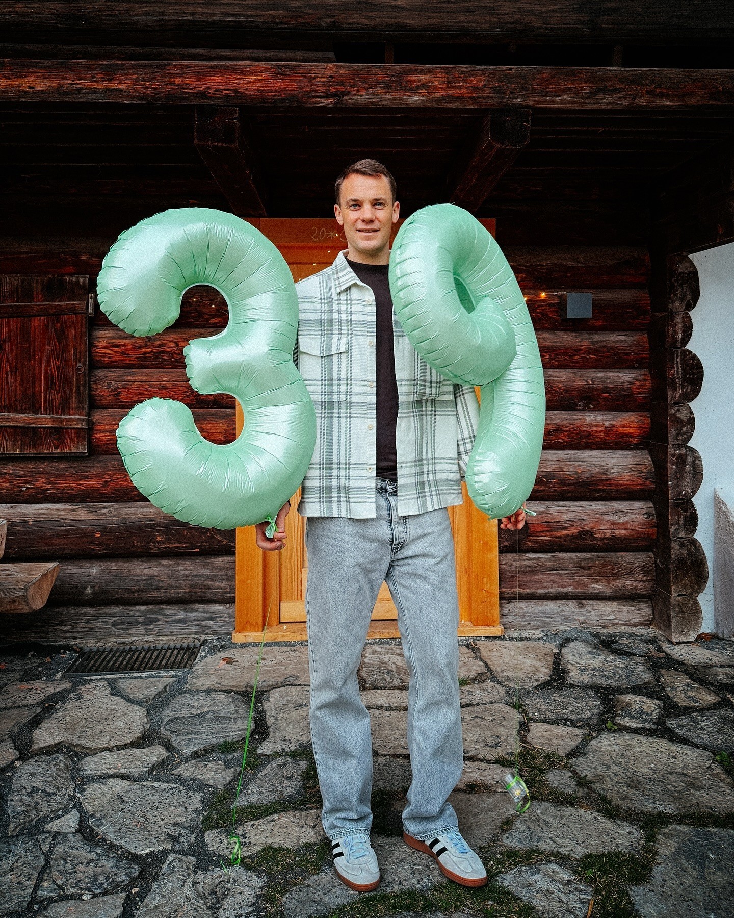 诺伊尔手拿数字气球：39只是个随机数字，感谢大家的祝福_凤凰网