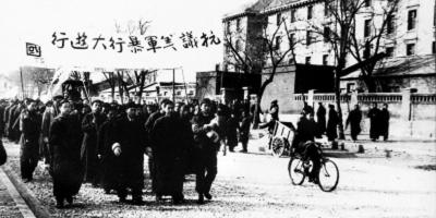 1946年12月24日夜,北京大学先修班女生沈崇去看电影途经东单时,被美国海军陆战队伍长皮尔逊等二人架至东单操场施行强奸。这一消息在全国激起强烈反响,北京、上海等地爆发了共有50万学生相继参加的针对美军暴行的抗议活动。 资料图