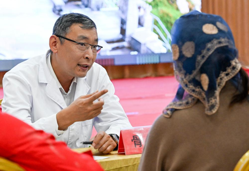 9月19日,铁门关市人民医院医生在达西村为村民义诊。