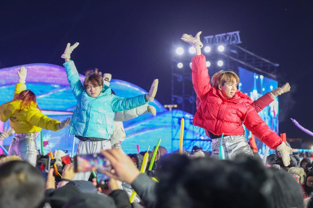 ↑演员在哈尔滨冰雪大世界举行的“激情庆亚冬 冰雪闹元宵”晚会上表演。新华社记者 黄伟 摄