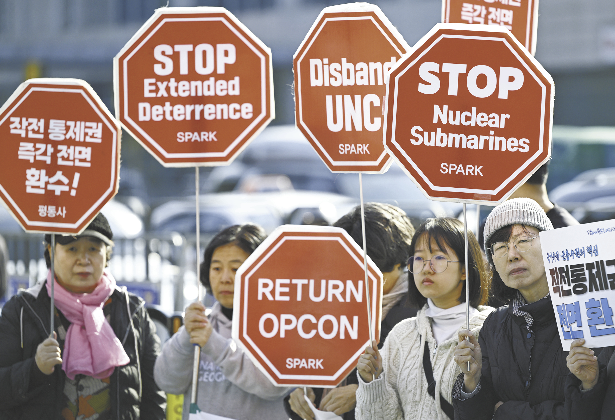 4日,韩国民众在首尔举行集会,抗议美国防长到访。图源:外媒