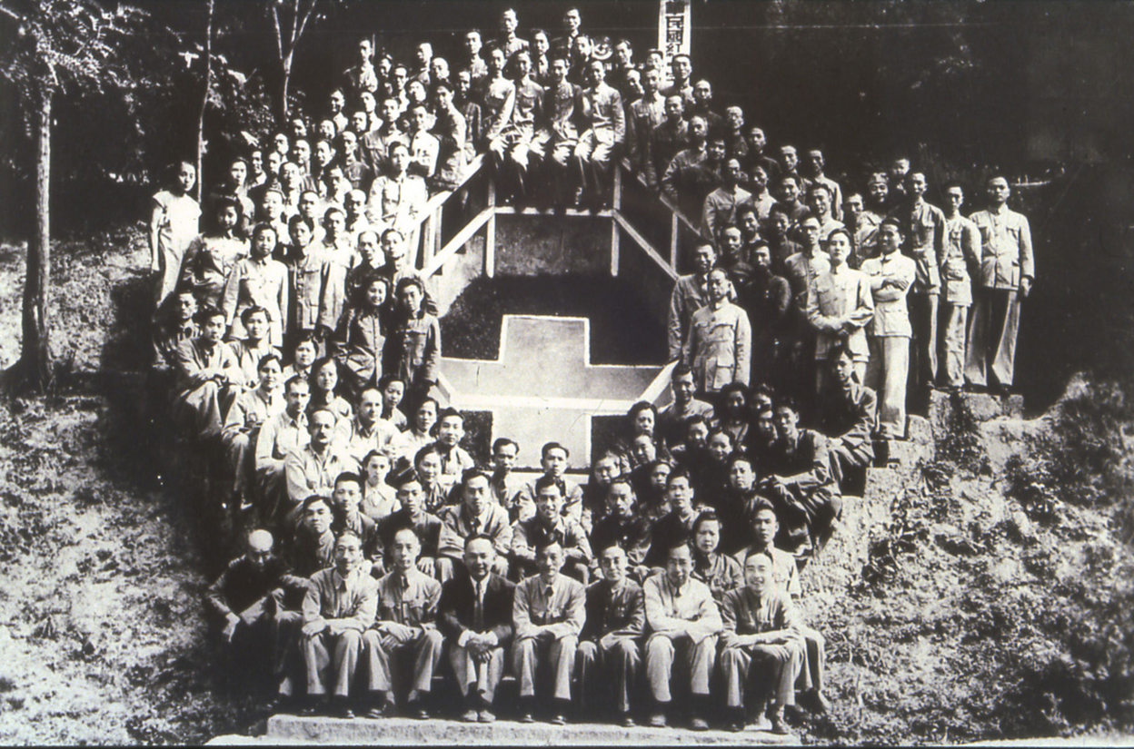 1945年,中国红十字会总会救护总队部分工作人员在贵阳图云关合影。
