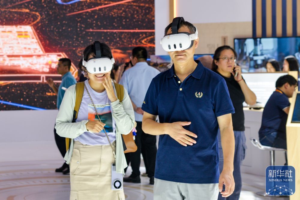 ↑ 9月12日,在北京首钢园,参展者在2025年服贸会文旅服务展馆北京市文物局展台体验《看·见殷商》MR沉浸式观展。