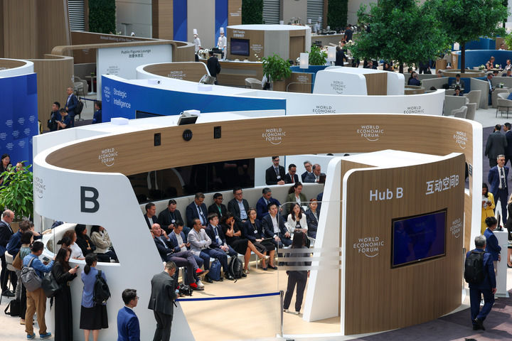 6月24日，在第十六届夏季达沃斯论坛举办地国家会展中心（天津），嘉宾在新领军者村内参加分论坛。（孙凡越 摄）