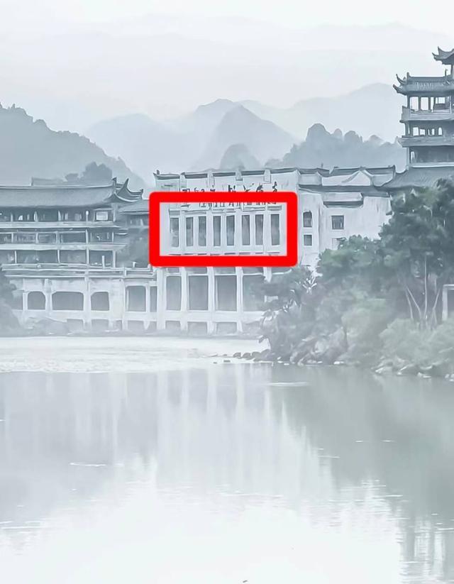 建筑边缘曲直失真,多扇窗户轮廓歪斜变形