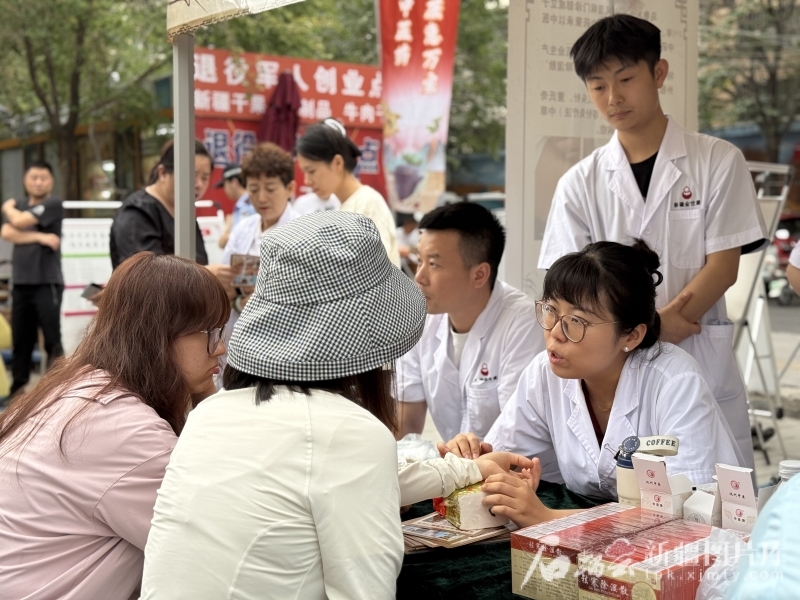 7月11日，乌鲁木齐市沙依巴克区和田二街的民族团结小游园广场上，中医夜市吸引了不少市民和游客。石榴云/新疆日报记者 孙芳婷摄