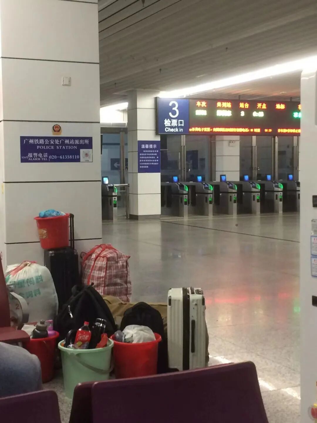 广州火车站候车大厅里务工人员带的行李。(图/作者拍摄)