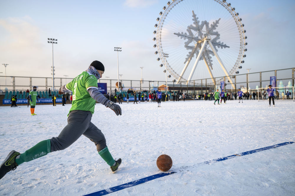 ↑2025年12月20日，参赛球员们在哈尔滨市“冰超”系列冰雪赛事启动仪式暨“冰雪大世界杯”2025-2026年冰城首届“冰雪绿茵”大众雪地足球挑战赛中。