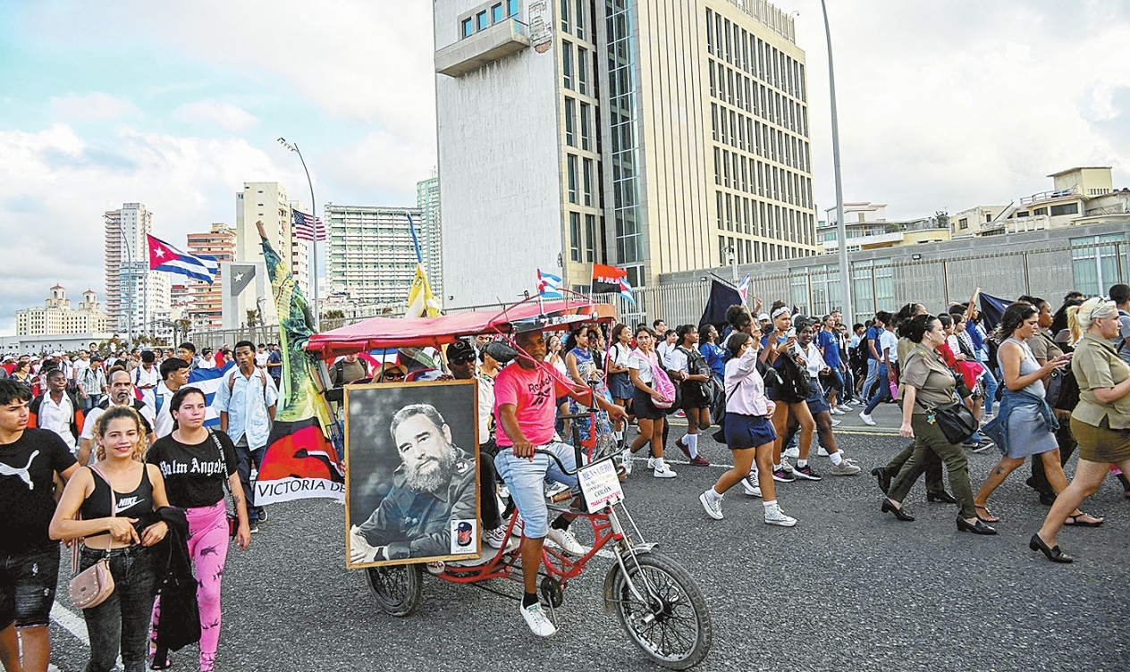 2024年12月20日，数十万古巴民众在美国大使馆前集会游行，抗议美国长达60多年的封锁以及将古巴列入“支恐名单”。（视觉中国）