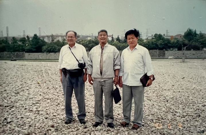 1995年，罗瑾（左）、吴旋（中）、罗瑾儿子（右）合影