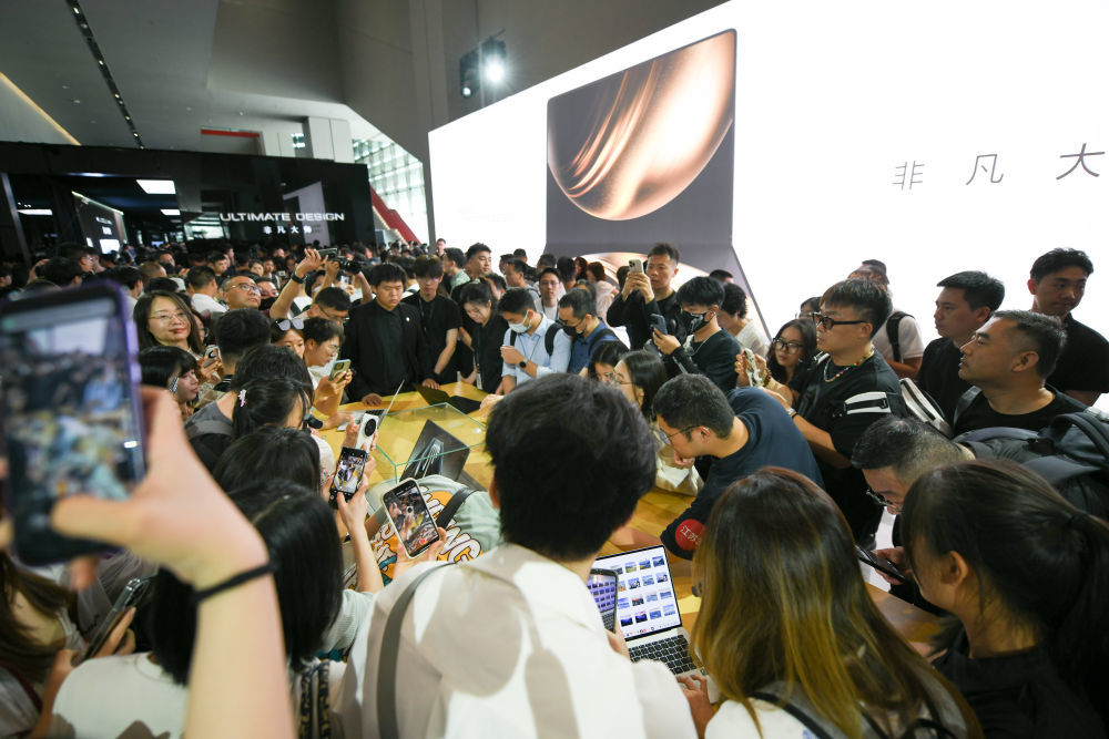 5月19日,消费者在发布会后体验鸿蒙电脑。5月19日,华为在成都正式发布两款鸿蒙电脑,这是鸿蒙操作系统首次在电脑端正式发布,在电脑操作系统领域迈出新步伐。新华社记者 胥冰洁 摄