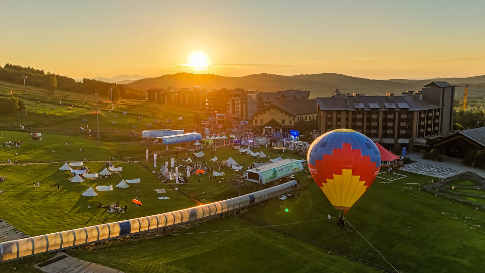 这是吉林市2025消夏避暑露营季暨松花湖度假区第六届青山花海露营季欢乐启幕的航拍照片。（采访对象供图）