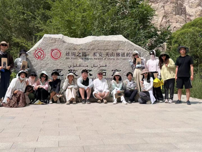 宁强与学生在克孜尔