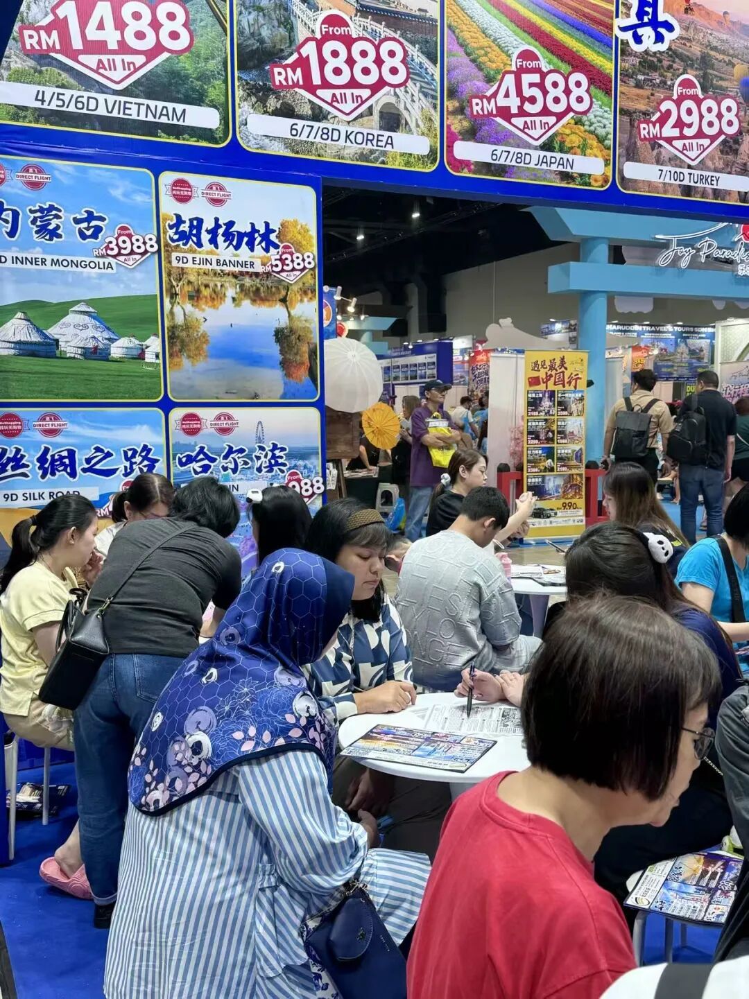 马来西亚游客正在了解中国旅游。摄/王静仪
