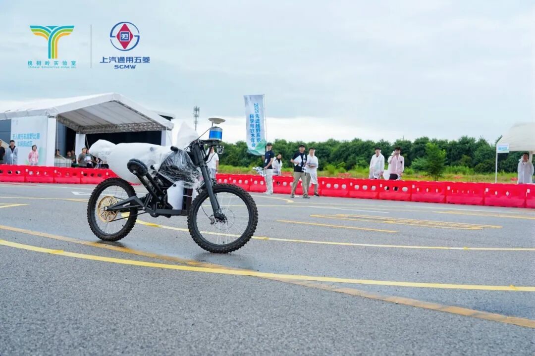 自主寻迹摩托车
