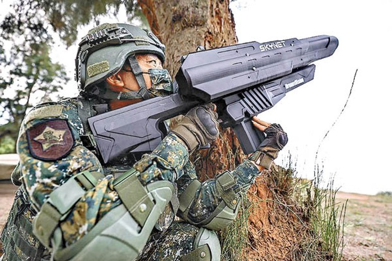 （资料图）台军“官渡地区指挥部”士兵正在使用无人机干扰枪