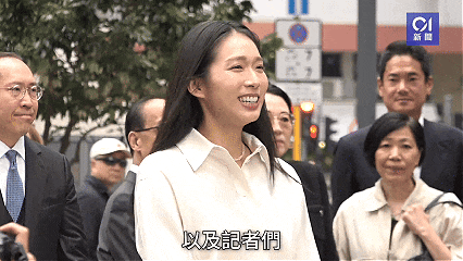 ·发布会上的江旻憓略显紧张。(香港《01》新闻)