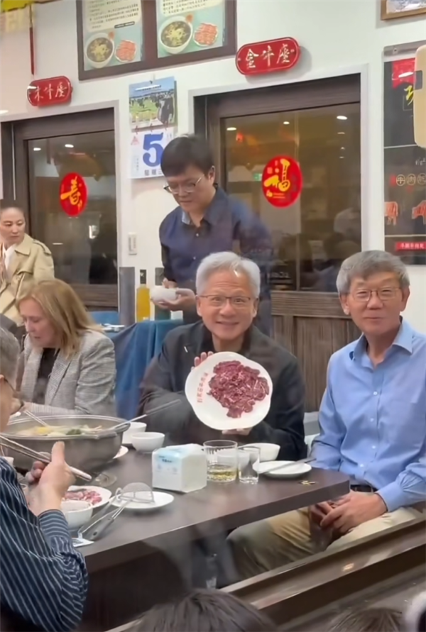 黄仁勋年内第四度造访中国台湾 打卡牛肉火锅店