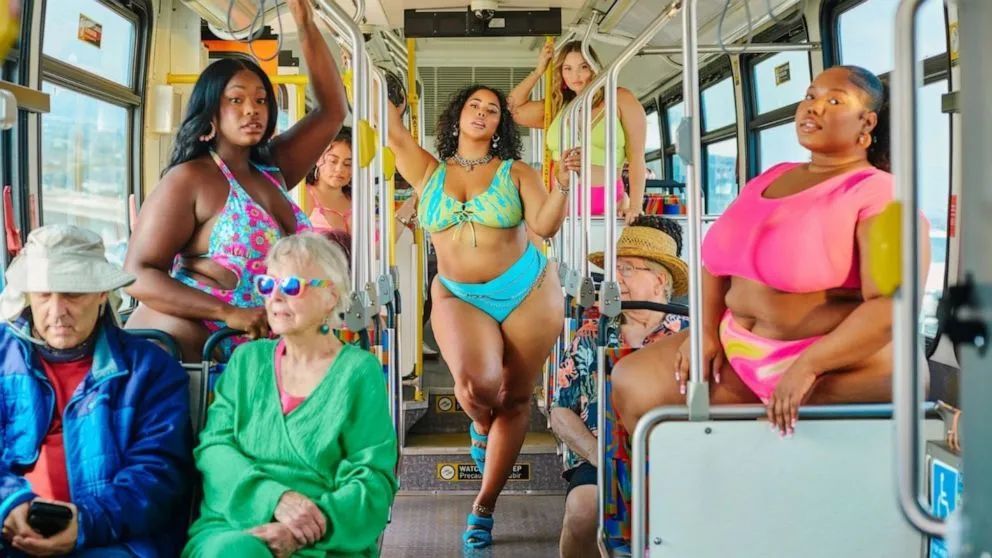 不打性感牌的泳装,靠「情绪价值」征服市场