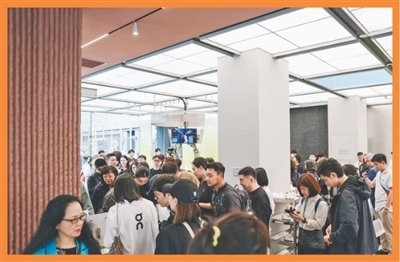 四川成都市，昂跑中国首家旗舰店开业活动现场。受访者供图