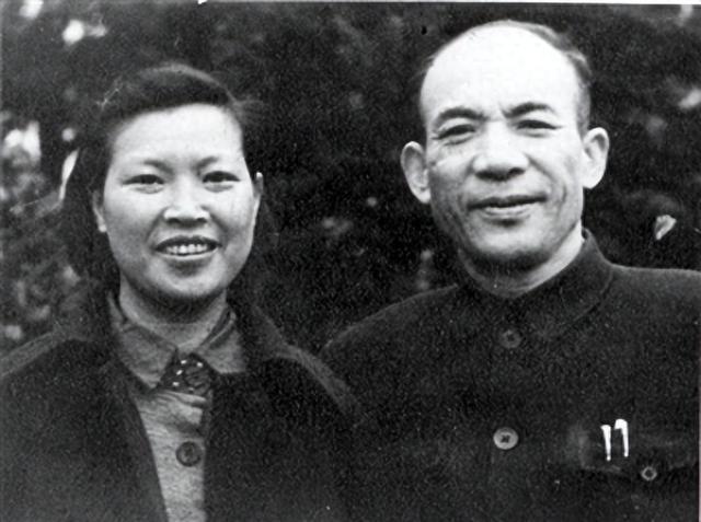 1938年，江青到延安后有意接近毛主席，许建国怒批：你老是出风头