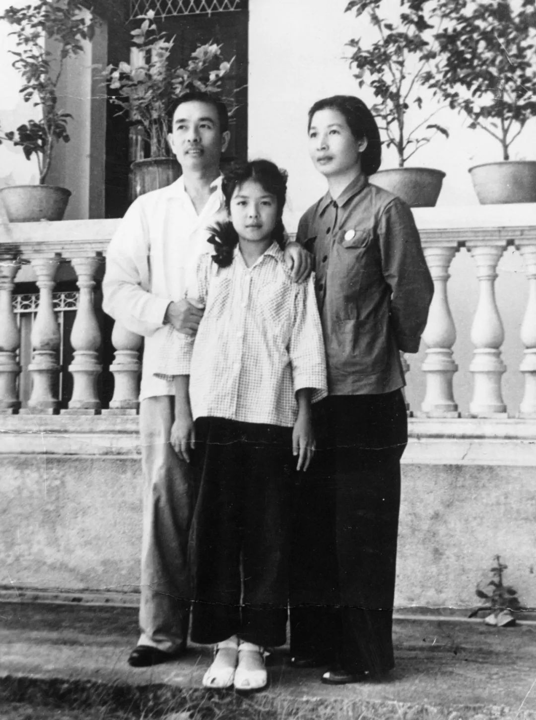 1954年，陶铸、曾志、陶斯亮于家门口。